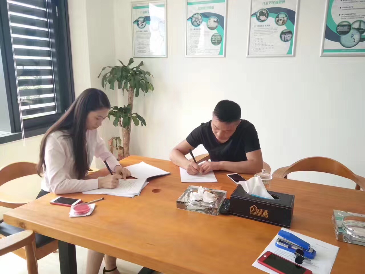 欧美黄色性爱视频网站 热烈祝贺广安邻水谢总签约创绿家！