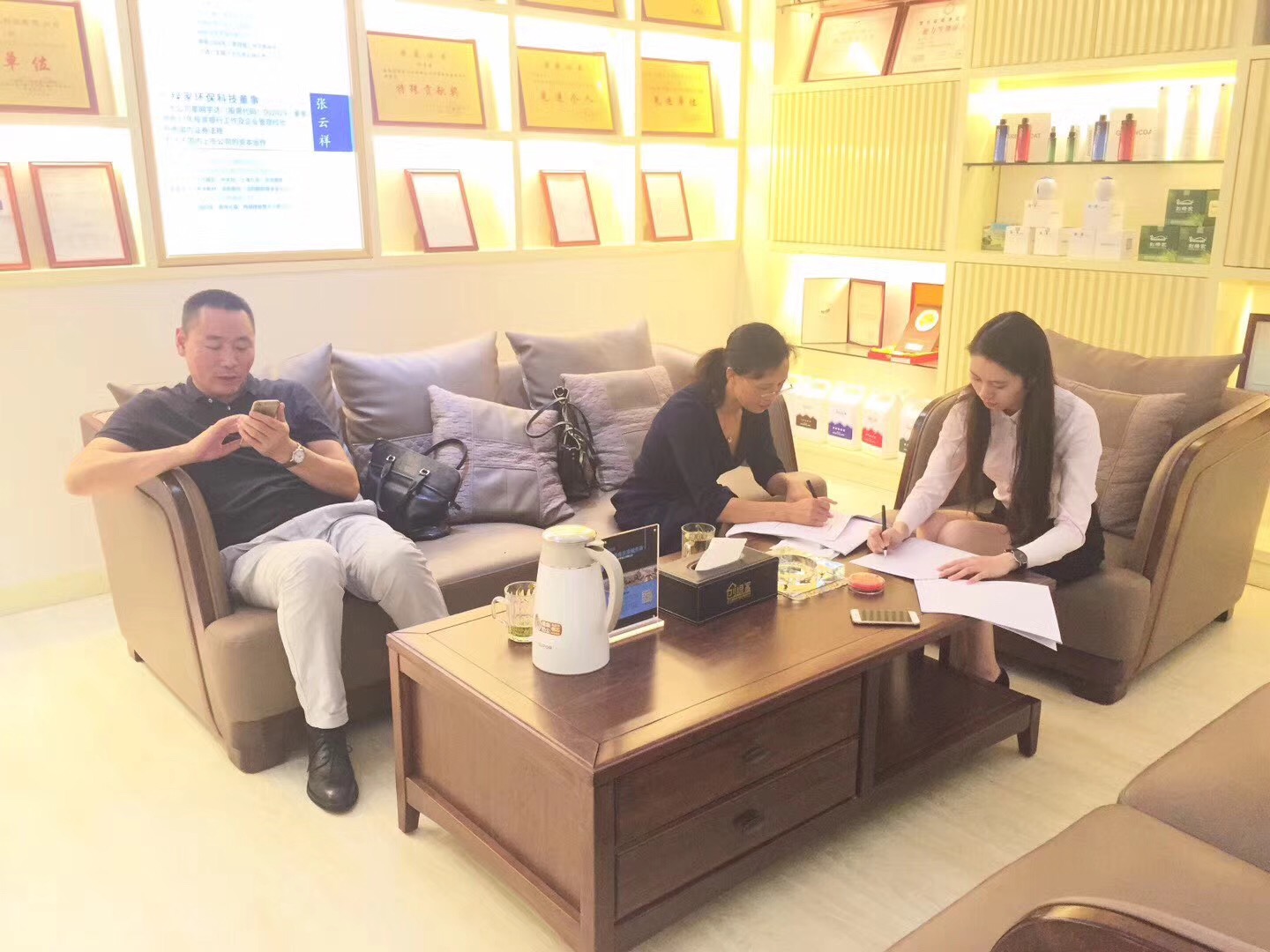 欧美激情视频在线观看 热烈祝贺荆总签约创绿家上海市区级代理！
