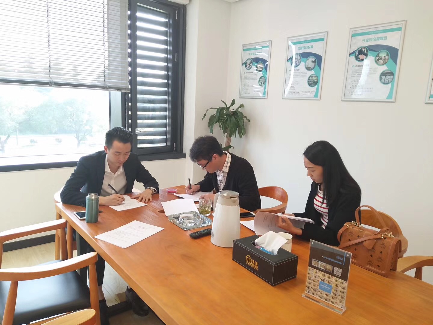 欧美黄色性爱视频网站 热烈祝贺陈总夫妇签约创绿家绍兴市县级代理！