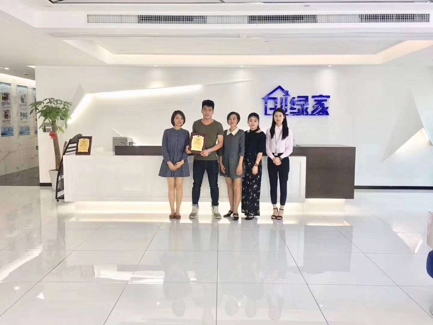欧美古装一区二区三区 热烈祝贺谭总团队签约创绿家深圳市区级代理！