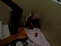 为了帮儿子收快递，南京老夫妻被迫睡楼道