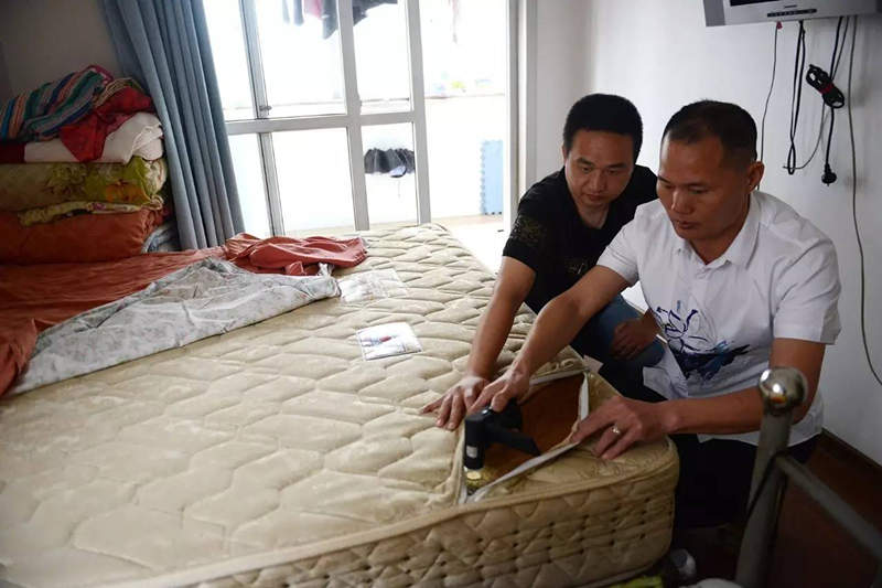 欧美激情视频在线观看 南京美女睡了10年的床垫，掀开后把全家人都吓傻了……