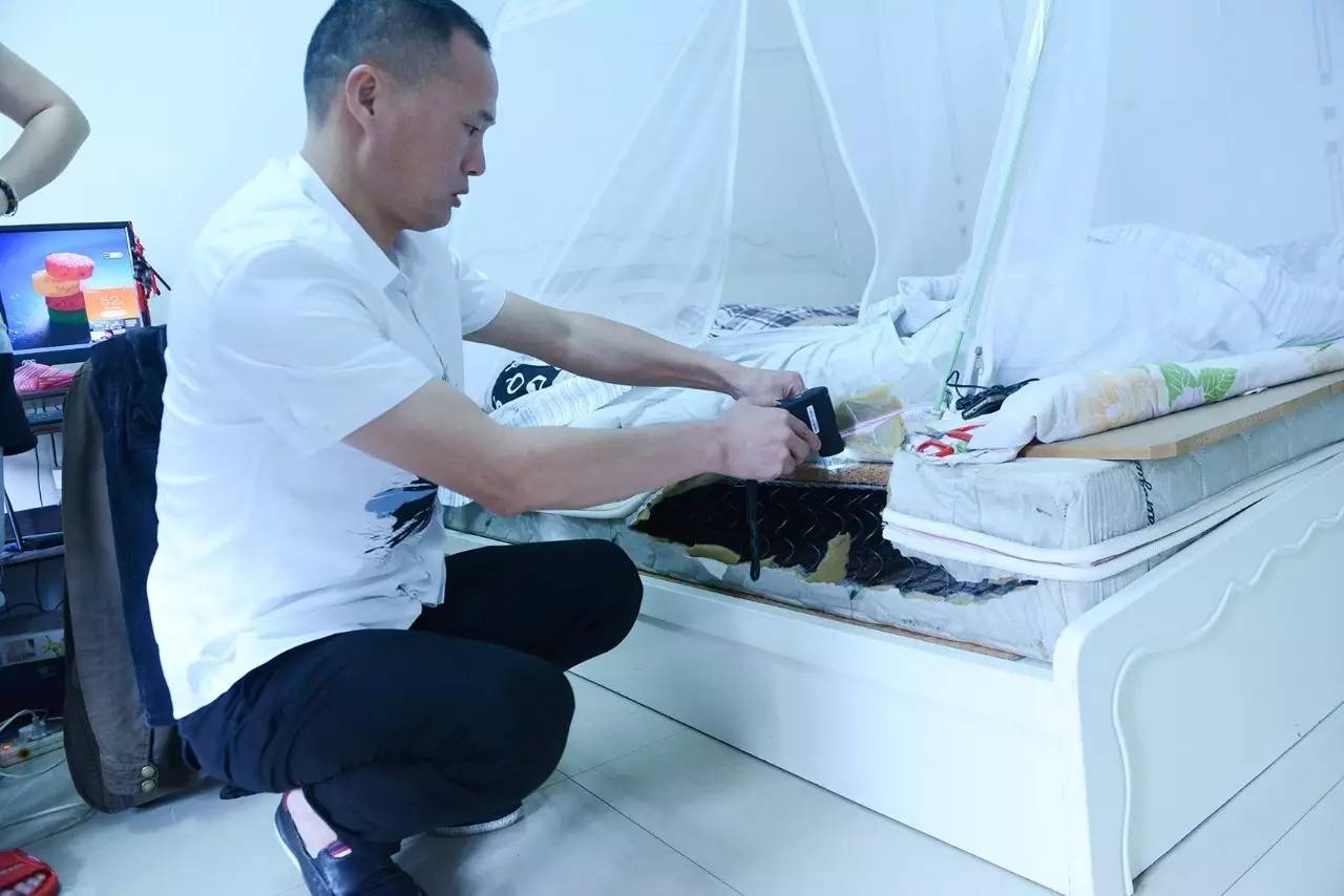 欧美激情视频在线观看 南京美女睡了10年的床垫，掀开后把全家人都吓傻了……