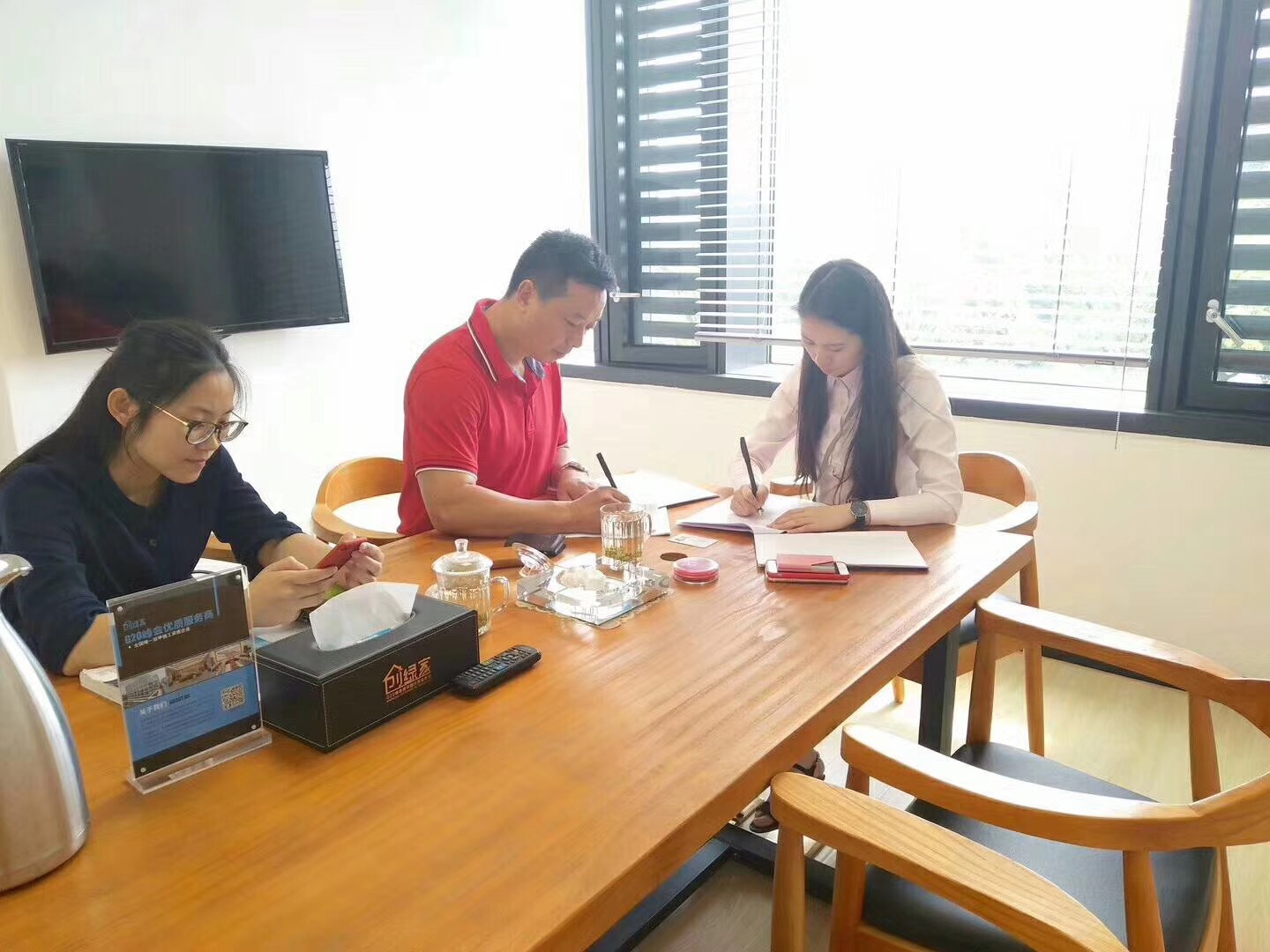 欧美古装一区二区三区 热烈祝贺余总签约创绿家海南省市级代理！