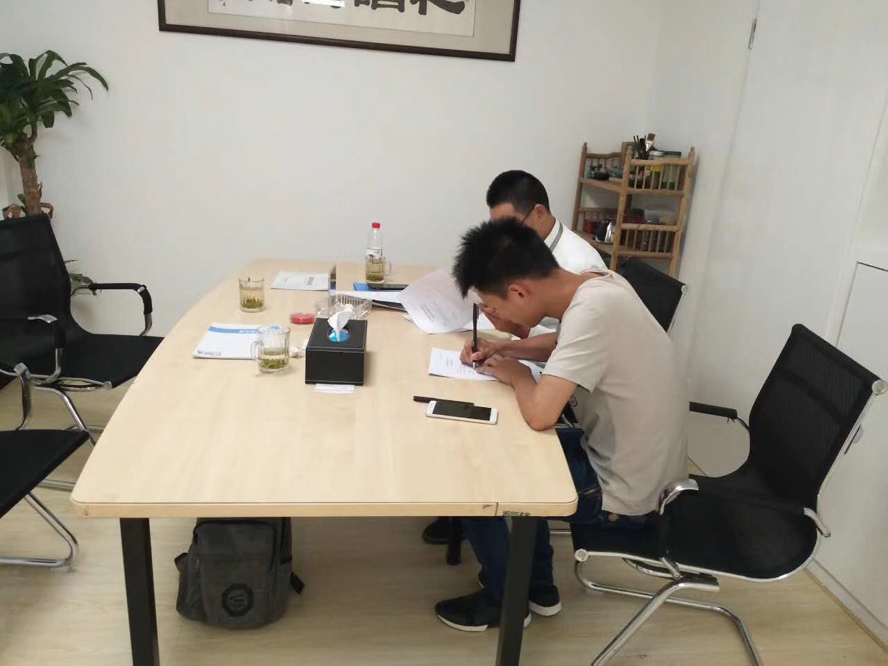 欧美古装一区二区三区 热烈祝贺李总签约创绿家杭州市区级代理！