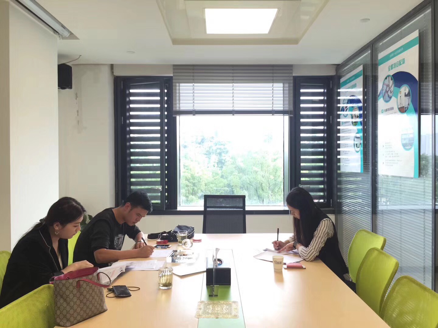 欧美古装一区二区三区 热烈祝贺杨总签约创绿家浙江省县级市代理！