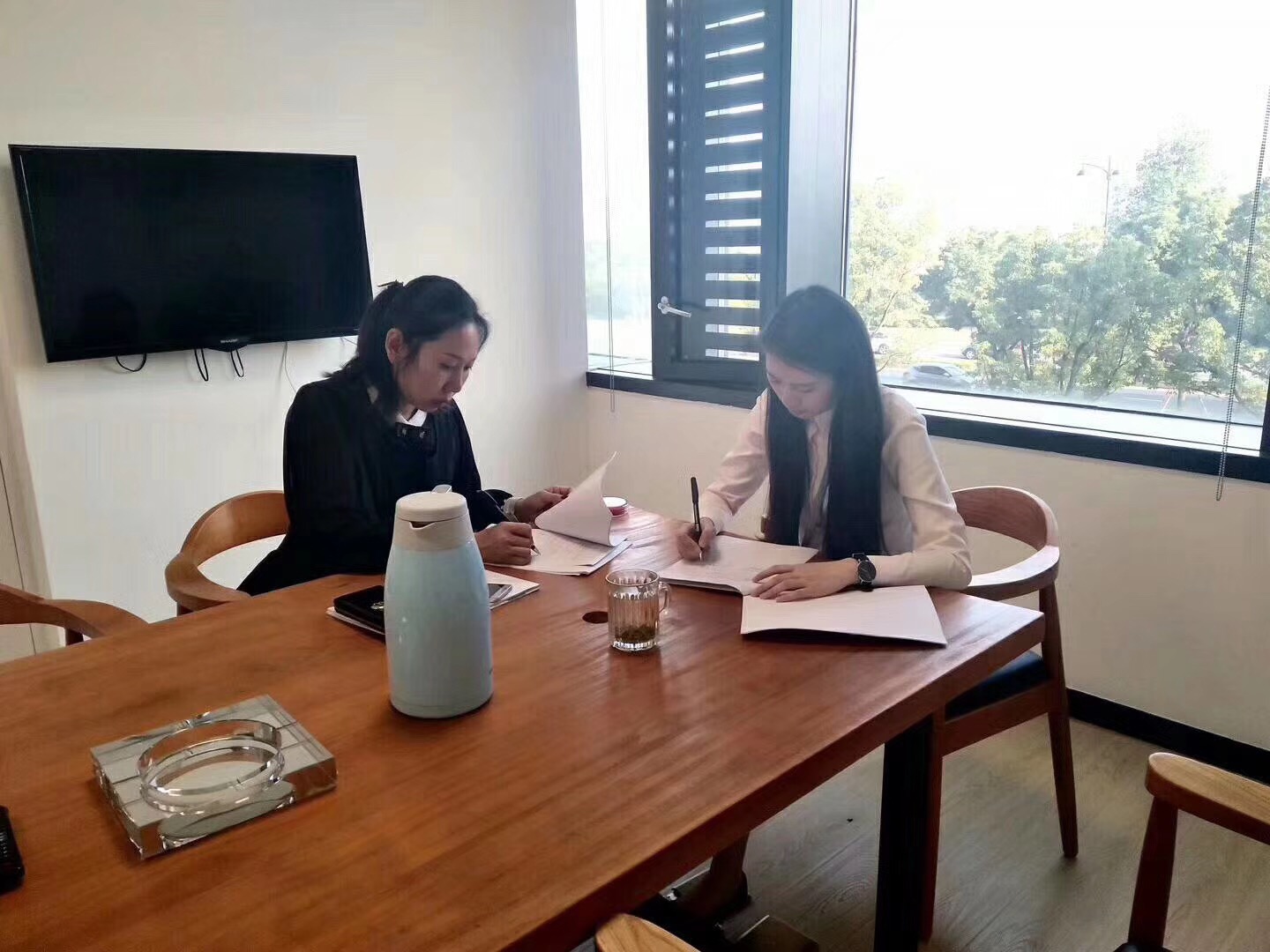 欧美古装一区二区三区 热烈祝贺闵总、杨总签约创绿家鹤岗市区级代理！