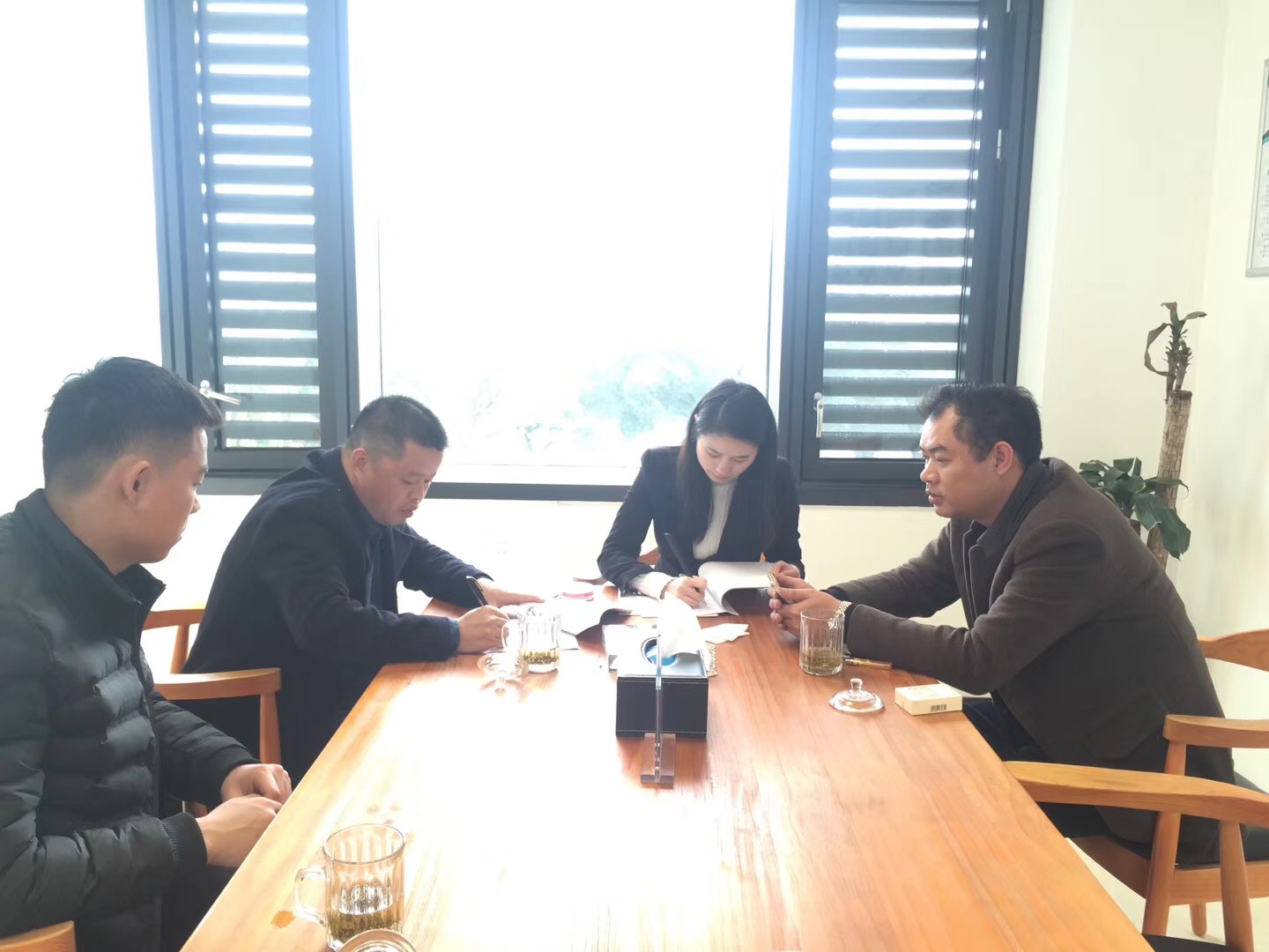 欧美古装一区二区三区 热烈祝贺彭总、刘总签约创绿家汕尾市县级代理！
