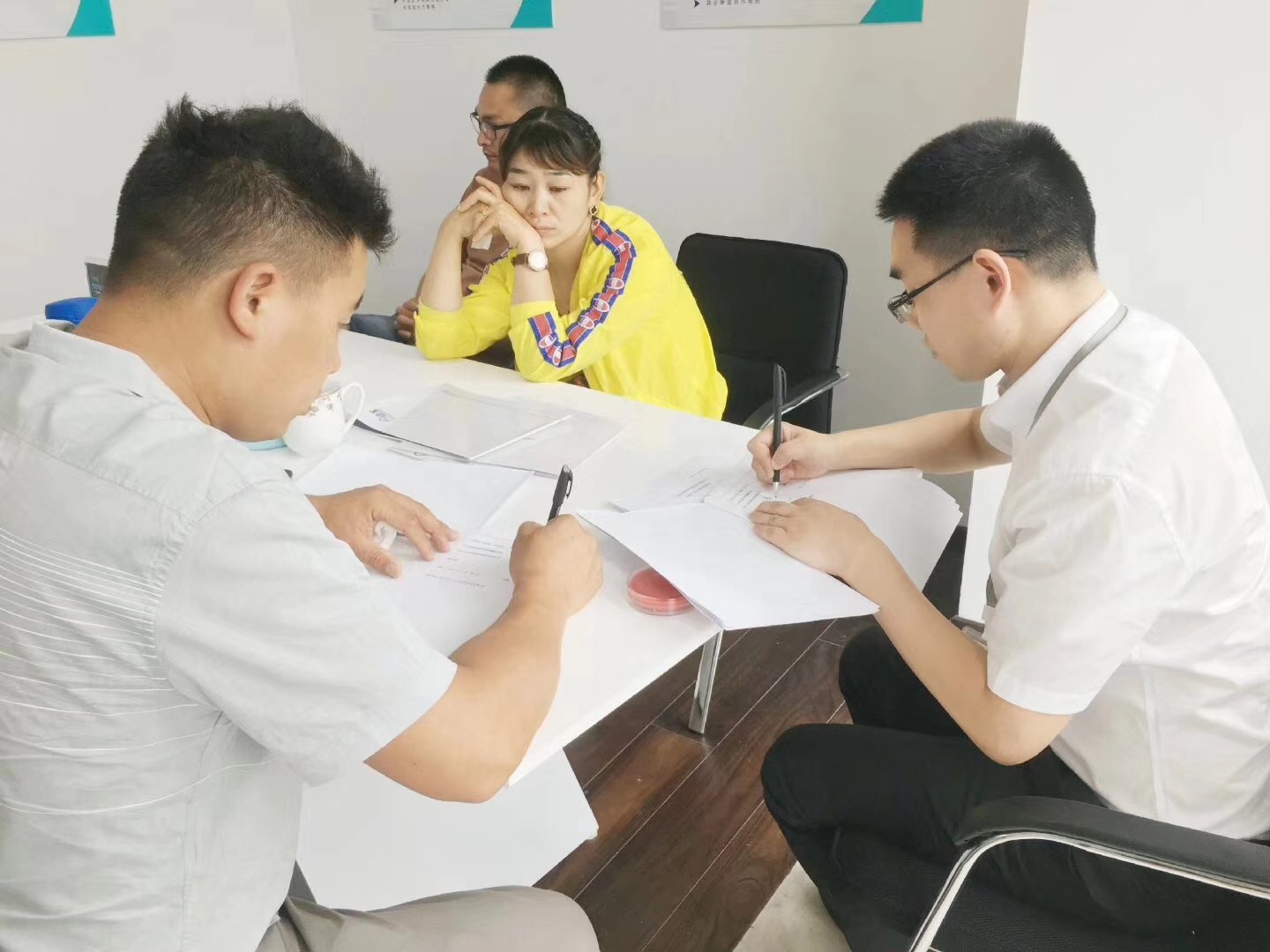 欧美黄色性爱视频网站 热烈祝贺何总签约创绿家信阳市县级代理！
