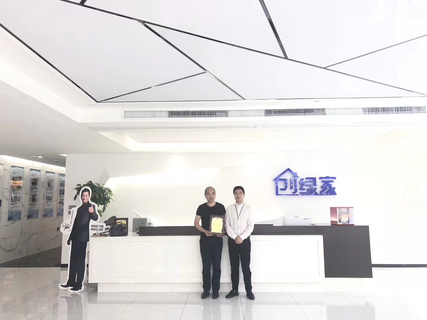 欧美古装一区二区三区 热烈祝贺陈总、王总夫妇签约创绿家青海省市级代理！