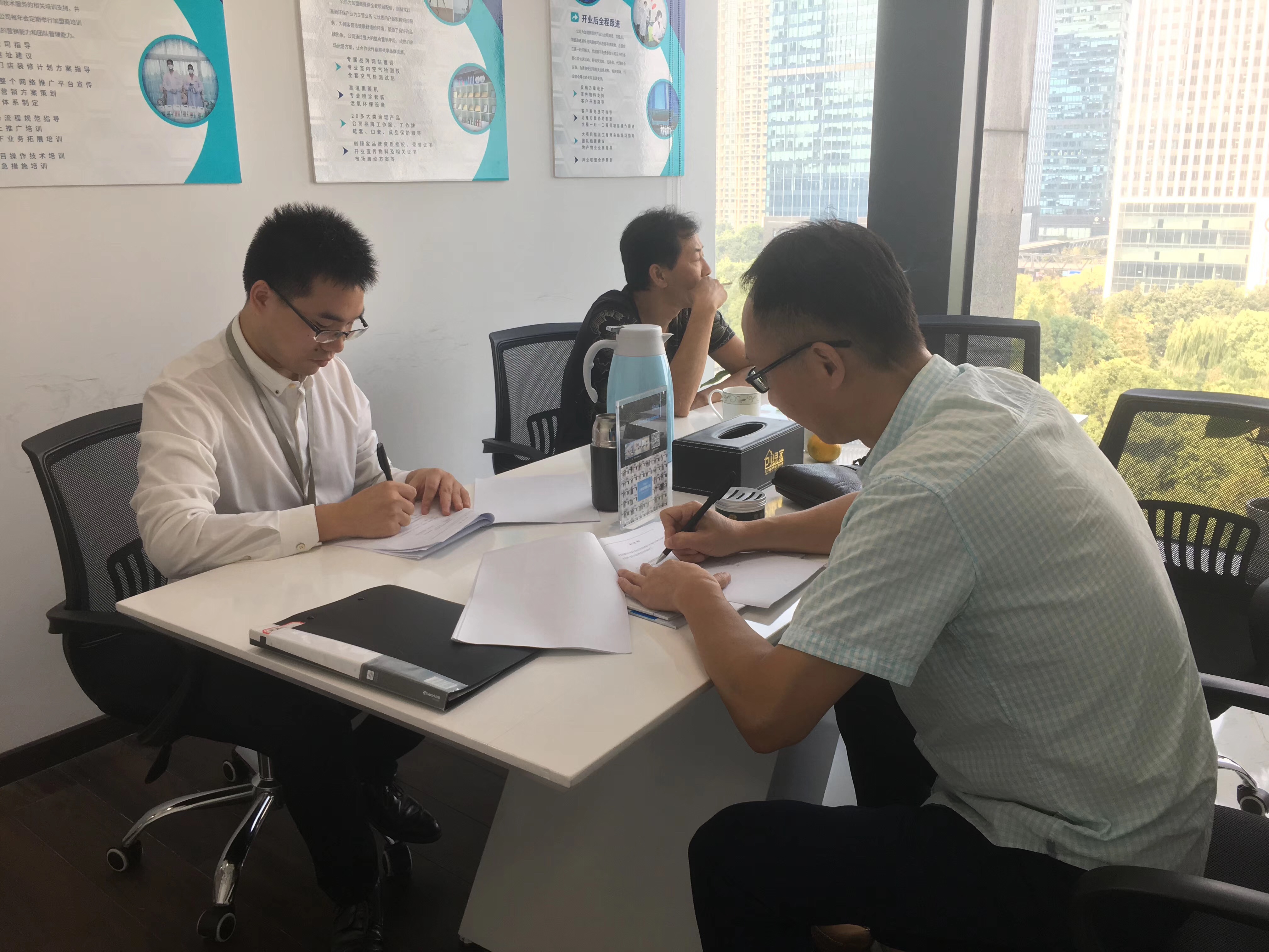 欧美激情视频在线观看 热烈祝贺汪总团队签约创绿家安庆市区级代理！