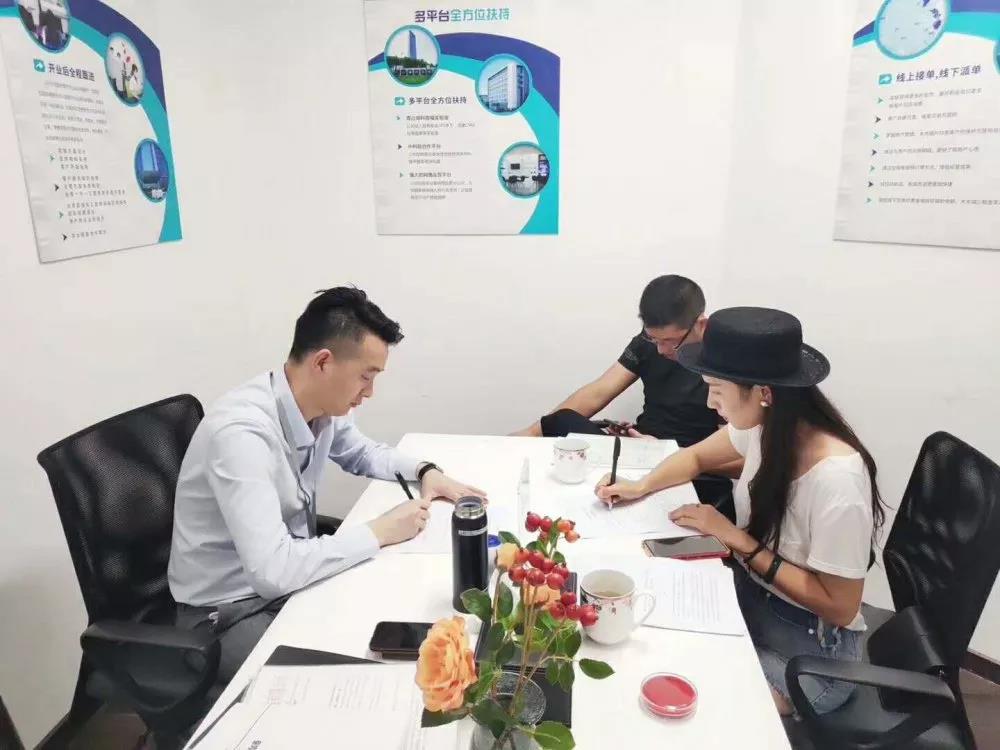 欧美古装一区二区三区 热烈祝贺何总签约创绿家四川省南充市区级代理！