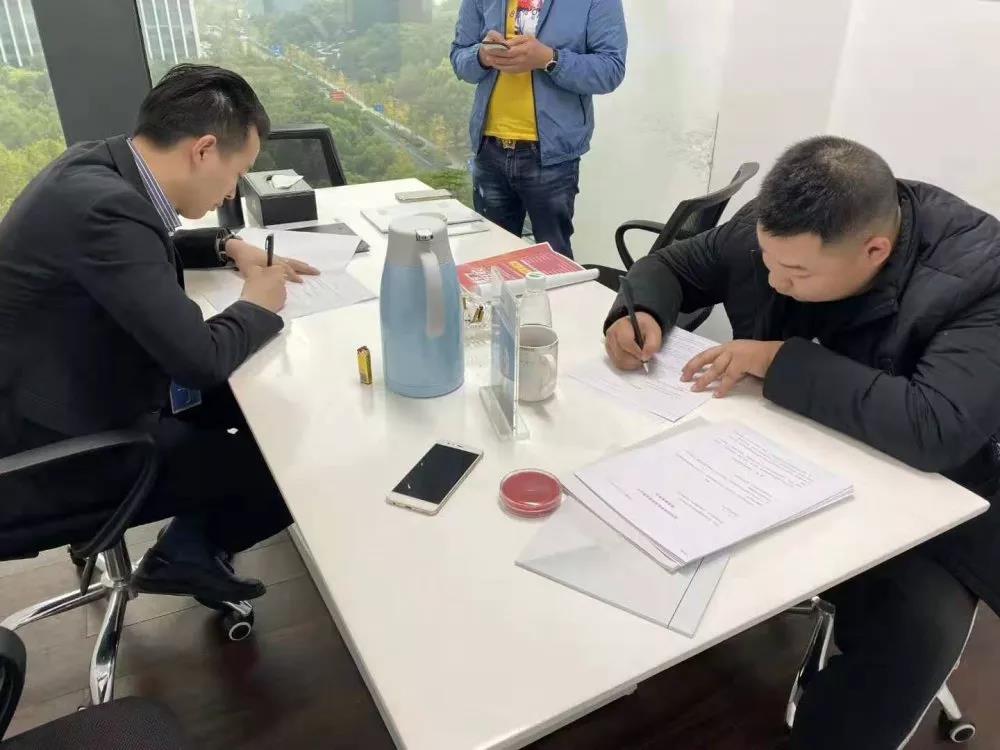 欧美黄色性爱视频网站 热烈祝贺杨总签约创绿家四川省泸州市区级代理！