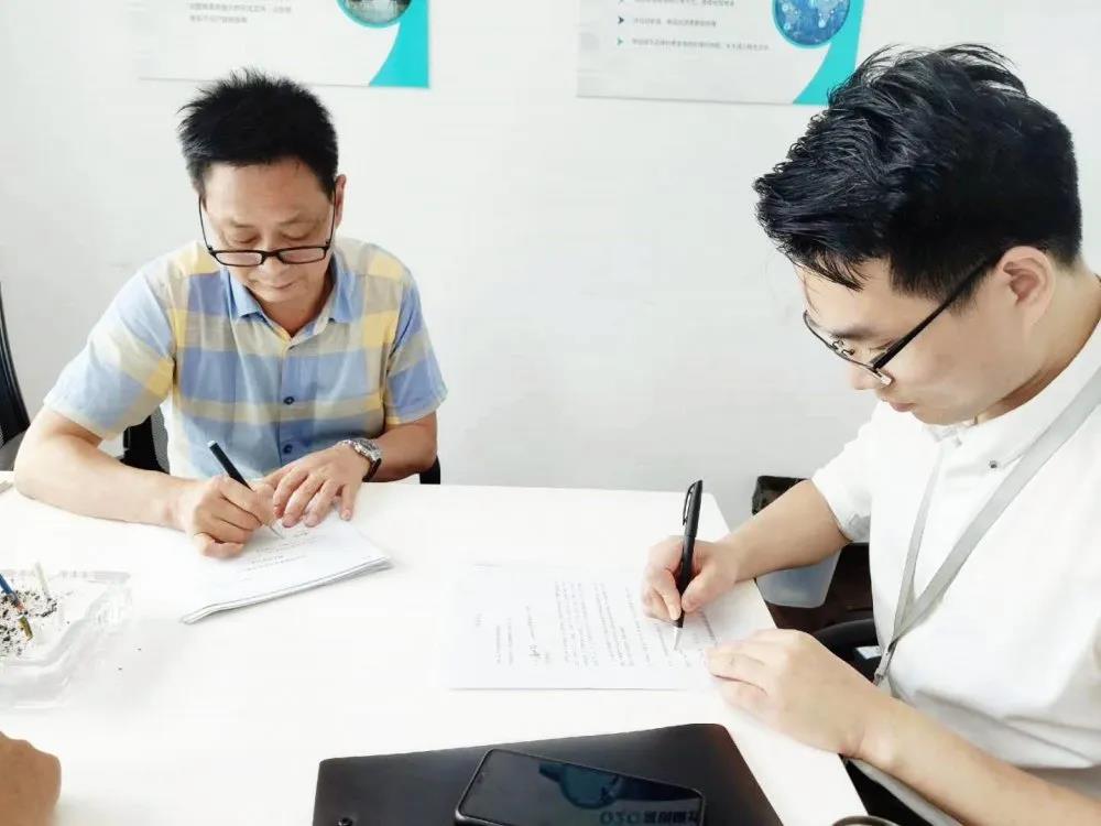 欧美激情视频在线观看 热烈祝贺潘总、郑总签约创绿家江苏省南京市区级代理！