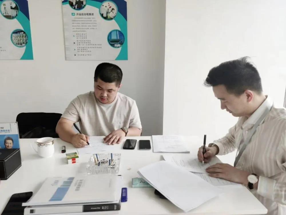 欧美黄色性爱视频网站 热烈祝贺何总签约创绿家广东省深圳市区级代理！