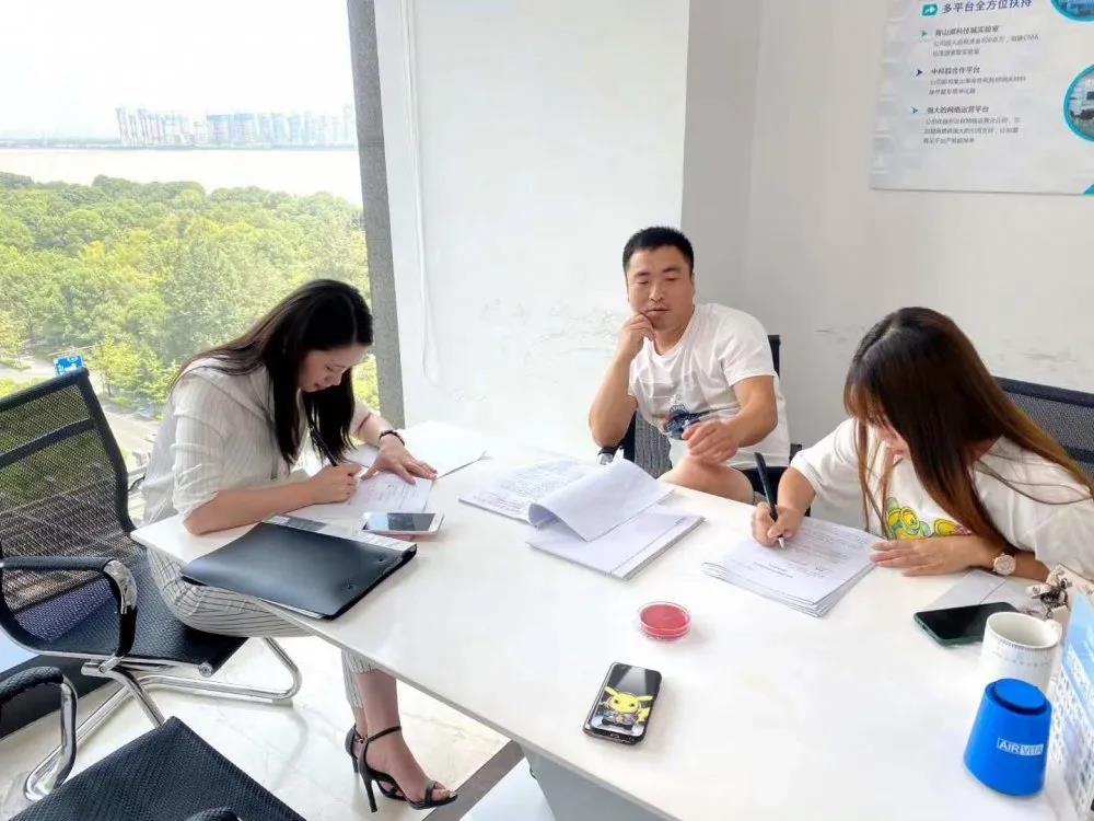 欧美激情视频在线观看 热烈祝贺高总夫妇签约创绿家河北省张家口市区级代理！