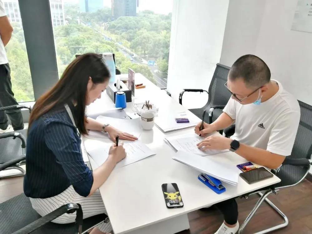 欧美古装一区二区三区 热烈祝贺李总签约创绿家福建省莆田市区级代理！